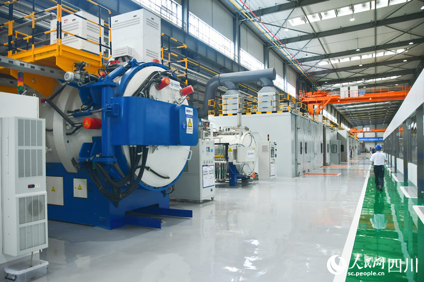 國內(nèi)首個燃機(jī)智慧制造基地高溫透平葉片噴涂數(shù)字化產(chǎn)線。人民網(wǎng) 趙祖樂攝