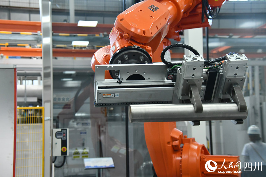 國內(nèi)首個燃機(jī)智慧制造基地高溫透平葉片精鑄數(shù)字化產(chǎn)線。人民網(wǎng) 趙祖樂攝