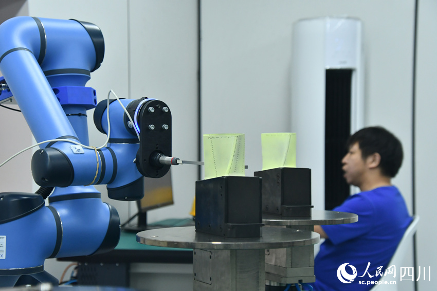 國內(nèi)首個燃機(jī)智慧制造基地高溫透平葉片精鑄數(shù)字化產(chǎn)線。人民網(wǎng) 趙祖樂攝