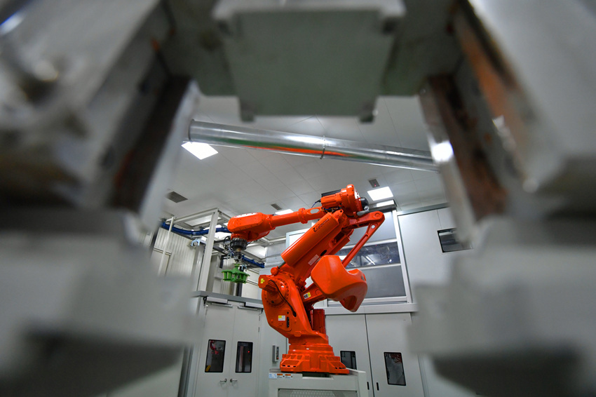 國內(nèi)首個燃機(jī)智慧制造基地高溫透平葉片精鑄數(shù)字化產(chǎn)線。劉崗供圖