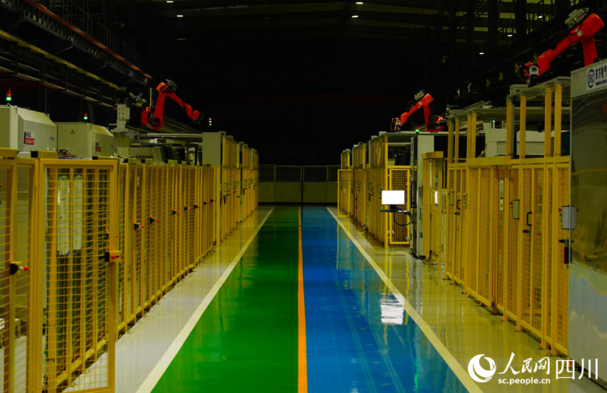 藏在一排排柜子里的智能加工機器晝夜不停地運轉。人民網記者 王波攝 藏在一排排柜子里的智能加工機器晝夜不停地運轉。人民網記者 王波攝