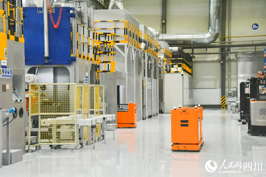 國內(nèi)首個燃機(jī)智慧制造基地高溫透平葉片噴涂數(shù)字化產(chǎn)線。人民網(wǎng) 趙祖樂攝