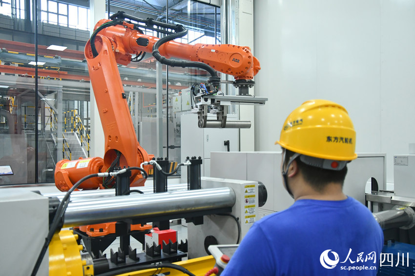 國內(nèi)首個燃機(jī)智慧制造基地高溫透平葉片精鑄數(shù)字化產(chǎn)線。人民網(wǎng) 趙祖樂攝