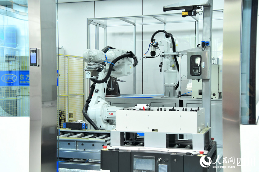 國內(nèi)首個燃機(jī)智慧制造基地高溫透平葉片噴涂數(shù)字化產(chǎn)線。人民網(wǎng) 趙祖樂攝