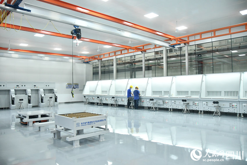 國內(nèi)首個燃機(jī)智慧制造基地高溫透平葉片精鑄數(shù)字化產(chǎn)線。人民網(wǎng) 趙祖樂攝