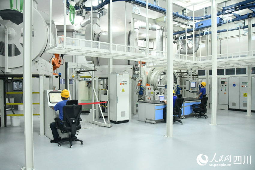 國內(nèi)首個燃機(jī)智慧制造基地高溫透平葉片精鑄數(shù)字化產(chǎn)線。人民網(wǎng) 趙祖樂攝