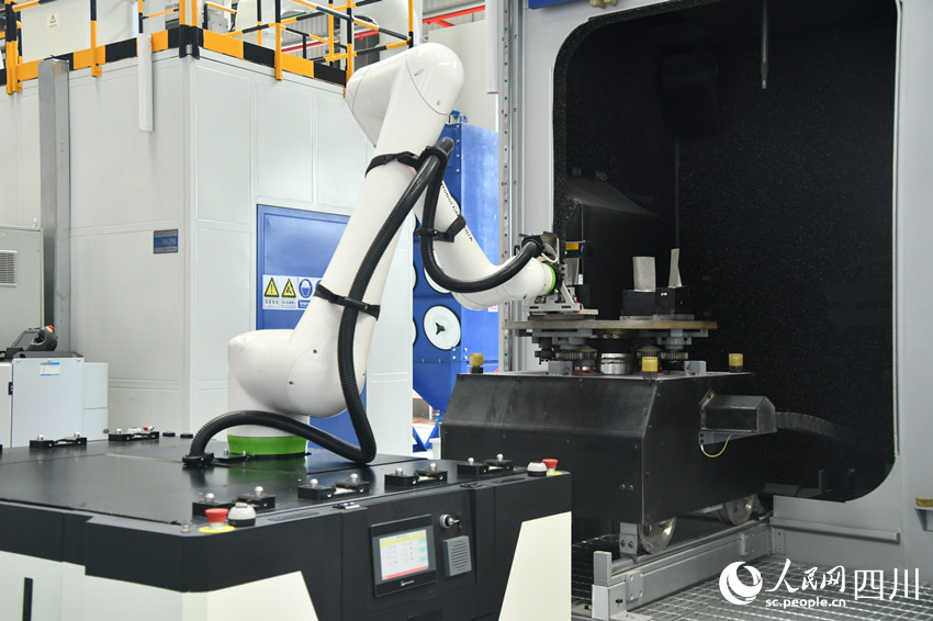 國內(nèi)首個燃機(jī)智慧制造基地高溫透平葉片噴涂數(shù)字化產(chǎn)線。人民網(wǎng) 趙祖樂攝